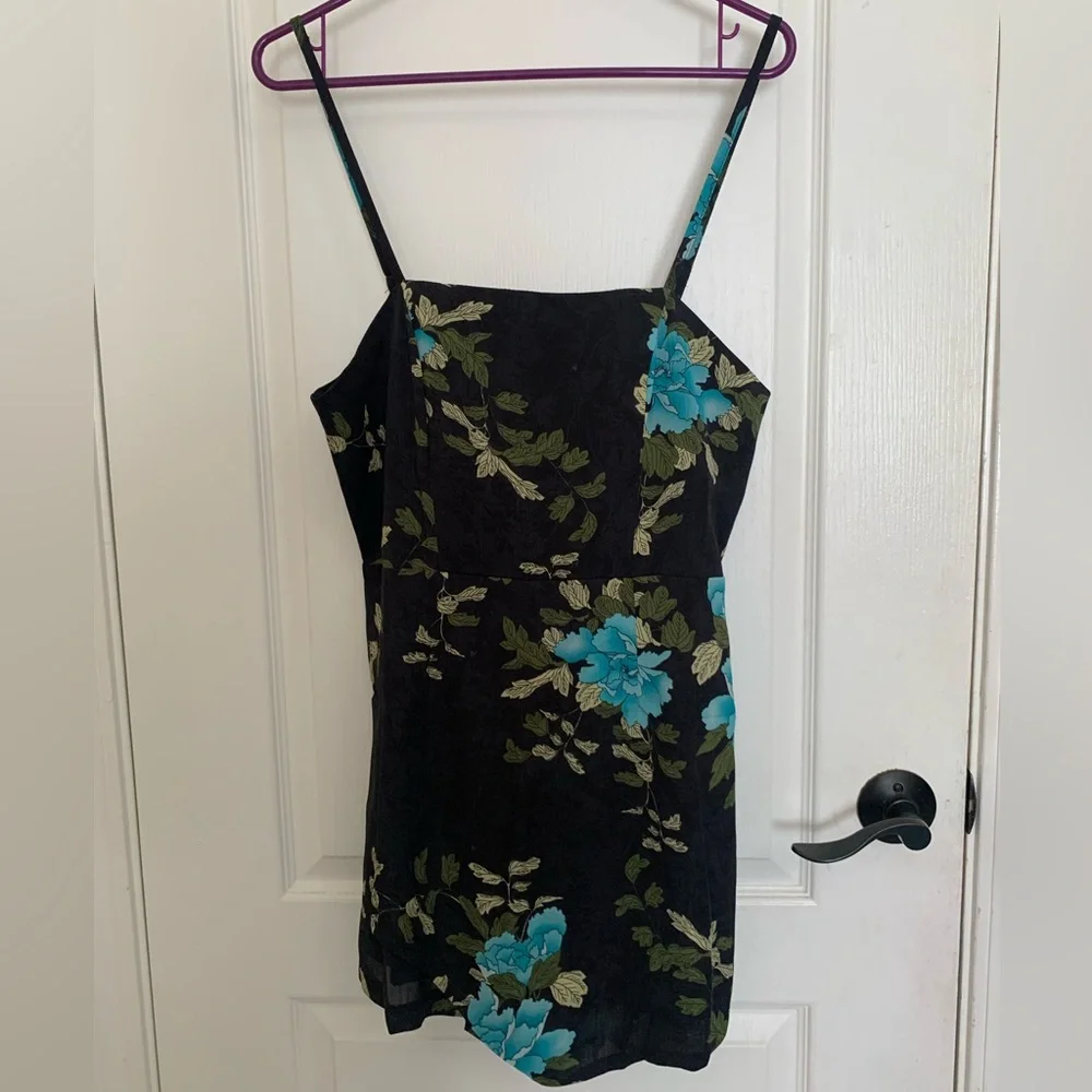 🩵NWOT Selfie Leslie Floral Romper Black & Baby Blue Adjustable Straps Size Large - Picture 2 of 10